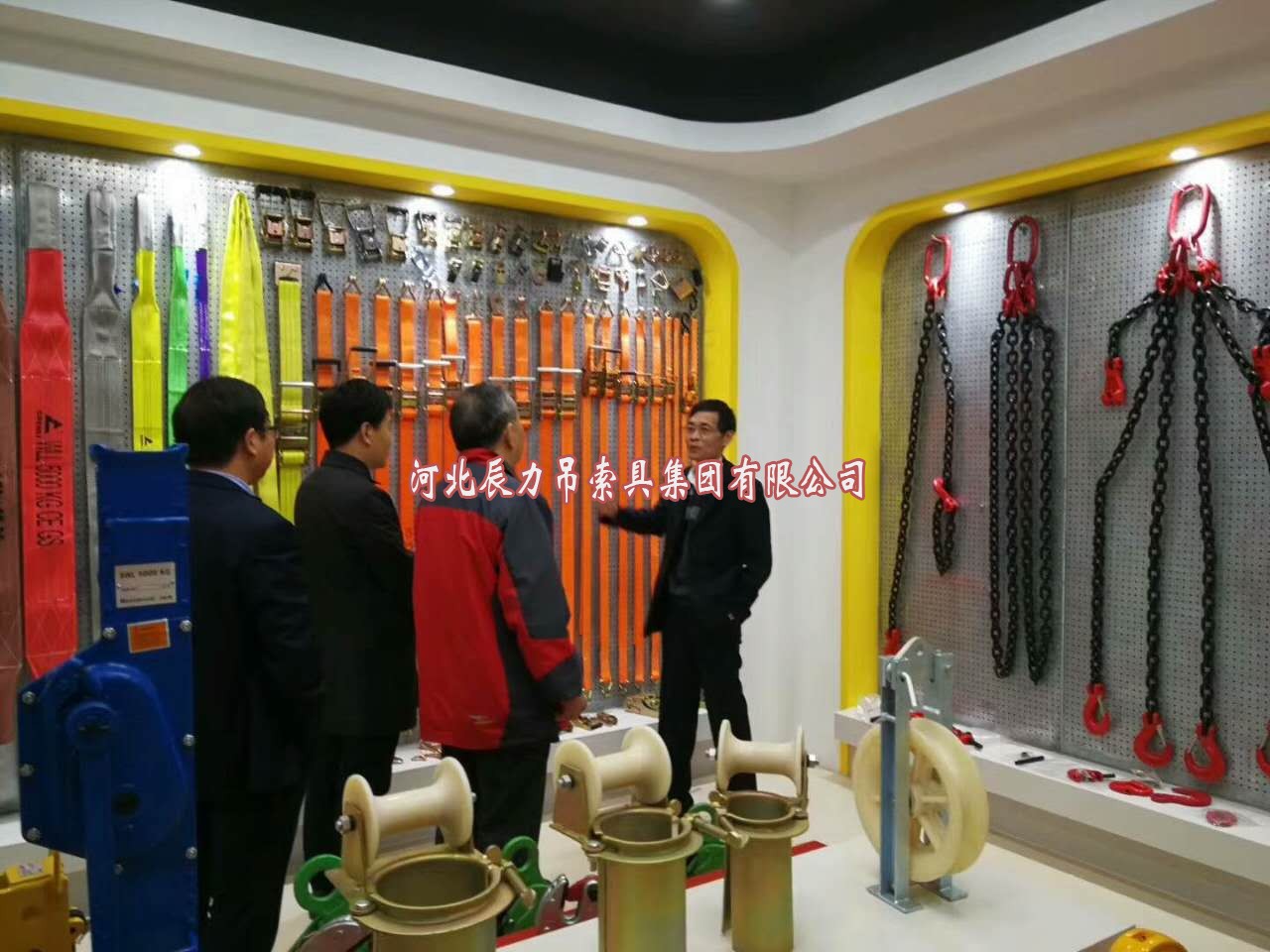 吊裝帶專(zhuān)業(yè)知識(shí)技師為領(lǐng)導(dǎo)們講述辰力吊裝帶規(guī)格型號(hào)和吊裝帶使用方法